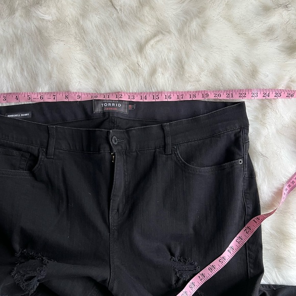 TORRID BOMBSHELL SKINNY PREMIUM STRETCH HIGH-RISE DESTRUCTED JEAN. Size 24R - Picture 6 of 11